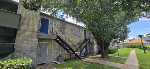 Photo of 9700 Leawood Boulevard #1002, Houston, TX 77099 (MLS # 90861395)