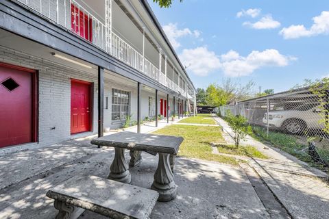 Apartment For Rent - 3040 Golfcrest Boulevard #10<br/> Houston, TX 77087