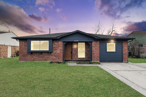 Photo of 4114 Fairgreen Lane, Houston, TX 77047 (MLS # 69653419)