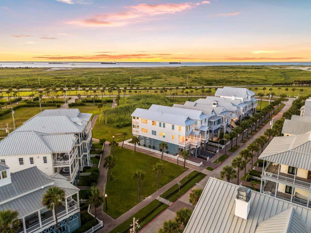 Photo of 2602 E Seaside Drive, Galveston, TX 77550 (MLS # 39340052)