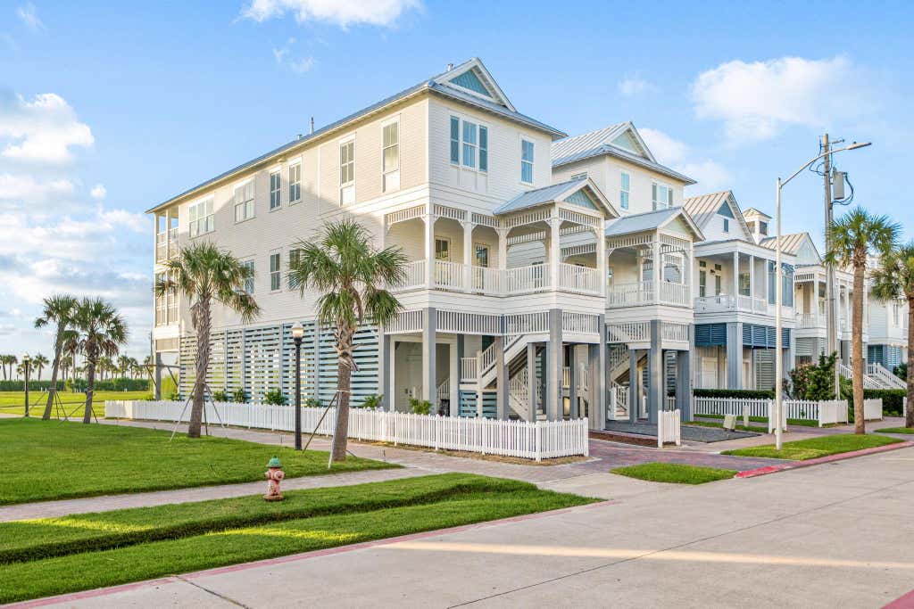 Photo of 2602 E Seaside Drive, Galveston, TX 77550 (MLS # 39340052)