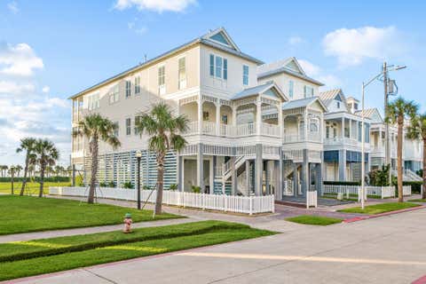 Photo of 2602 E Seaside Drive, Galveston, TX 77550 (MLS # 39340052)