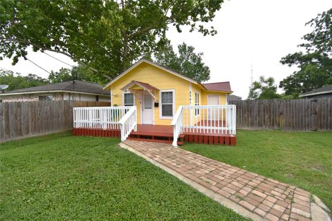 Photo of 4541 Dakota Street, Dickinson, TX 77539 (MLS # 69038734)