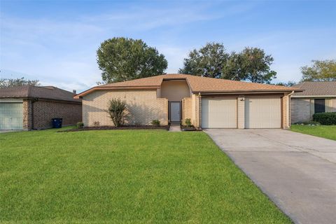 Homes For Sale - 2792 Forest Point Drive<br/> League City, TX 77573