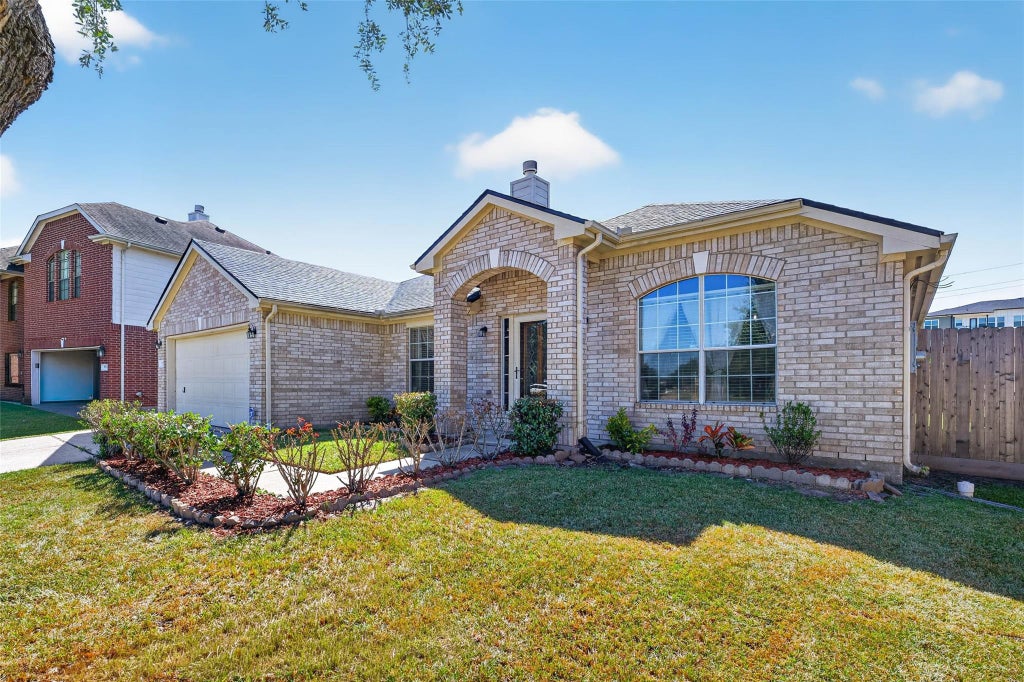 Photo of 3707 Arbor Point LN, Friendswood, TX 77546 (MLS # 17171550)