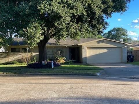 Photo of 907 Twin Falls Road, Houston, TX 77088 (MLS # 79133170)