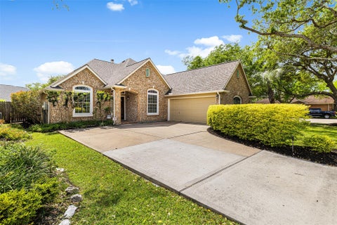 Homes For Sale - 312 Summer Haven Circle<br/> Galveston County, League City, TX 77573