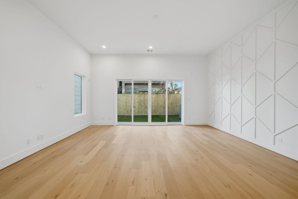 Photo of 837 W 25th Street, Houston, TX 77008 (MLS # 37211542)