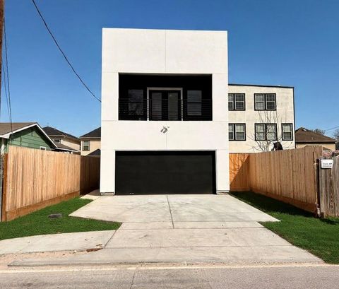 5014 Creekmont Drive Houston TX 77091