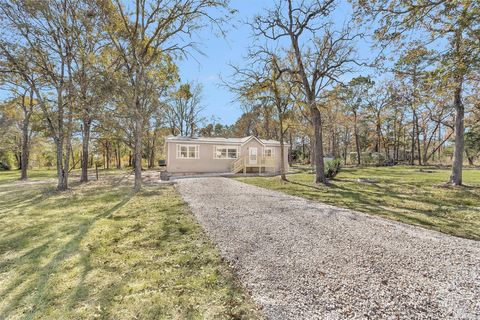 Photo of 32 E Lake Road, Huntsville, TX 77320 (MLS # 18634600)