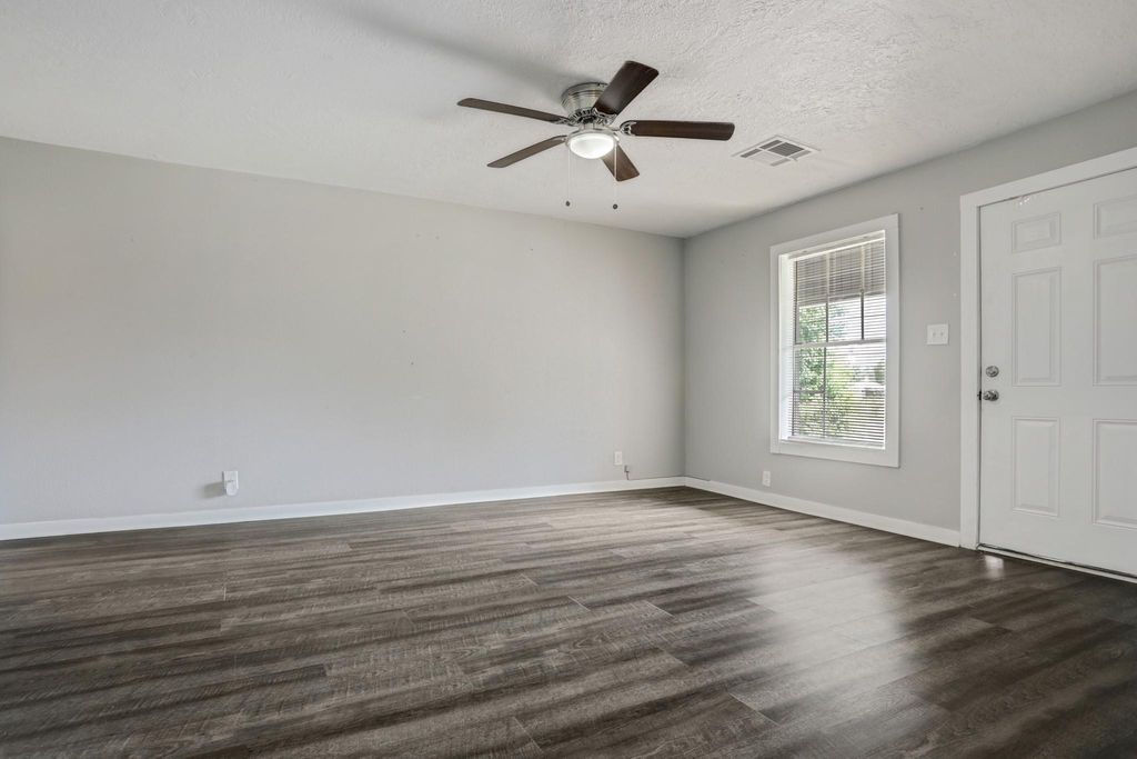 Photo of 308 Bennett Drive, West Columbia, TX 77486 (MLS # 25171342)