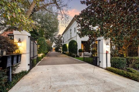 Photo of 66 E Broad Oaks, Houston, TX 77056 (MLS # 25616666)