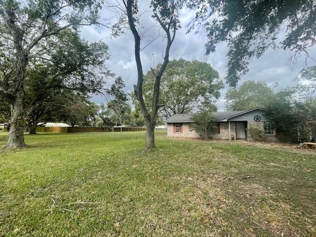 Photo of 222 Lakeview 3 Road, El Campo, TX 77437 (MLS # 64546193)