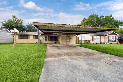 Photo of 5618 Sweetbriar Street, Houston, TX 77017 (MLS # 37147167)