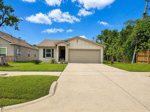 Photo of 302 Connecticut Street, Houston, TX 77029 (MLS # 50756245)