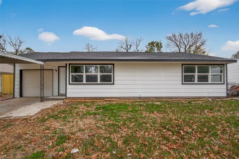 Photo of 5833 Southlea Street, Houston, TX 77033 (MLS # 8032436)