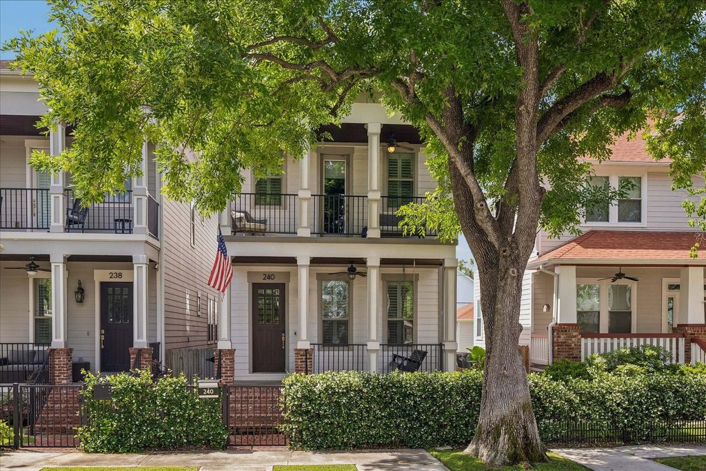 Photo of 240 W 27th Street, Houston, TX 77008 (MLS # 96436501)