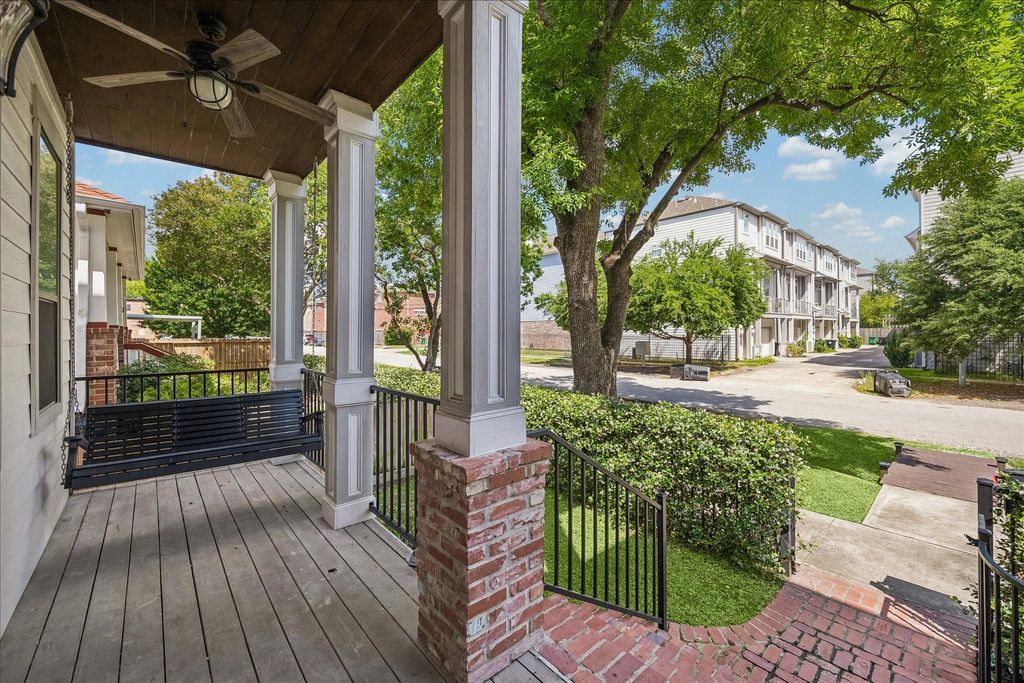 Photo of 240 W 27th Street, Houston, TX 77008 (MLS # 96436501)