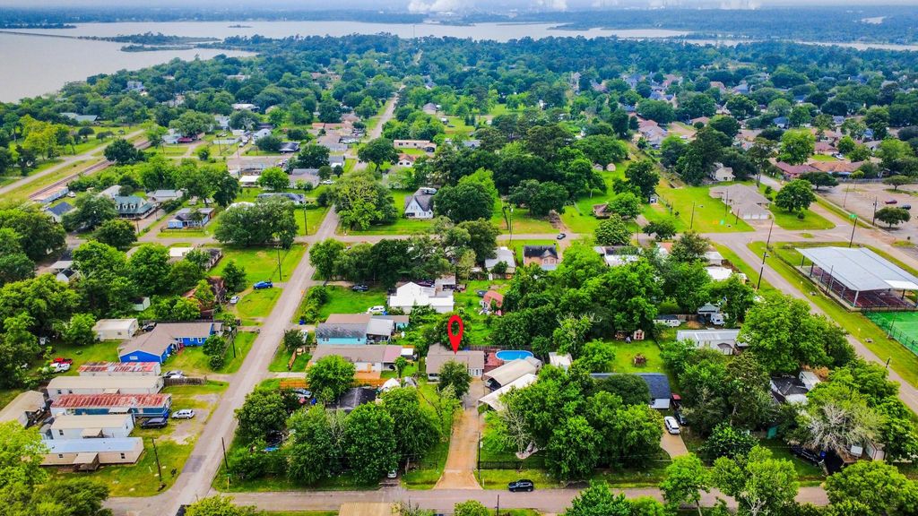Photo of 204 N 6th Street, Highlands, TX 77562 (MLS # 15569704)