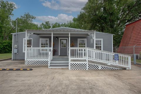 Photo of 715 Grand Avenue, Bacliff, TX 77518 (MLS # 66653523)