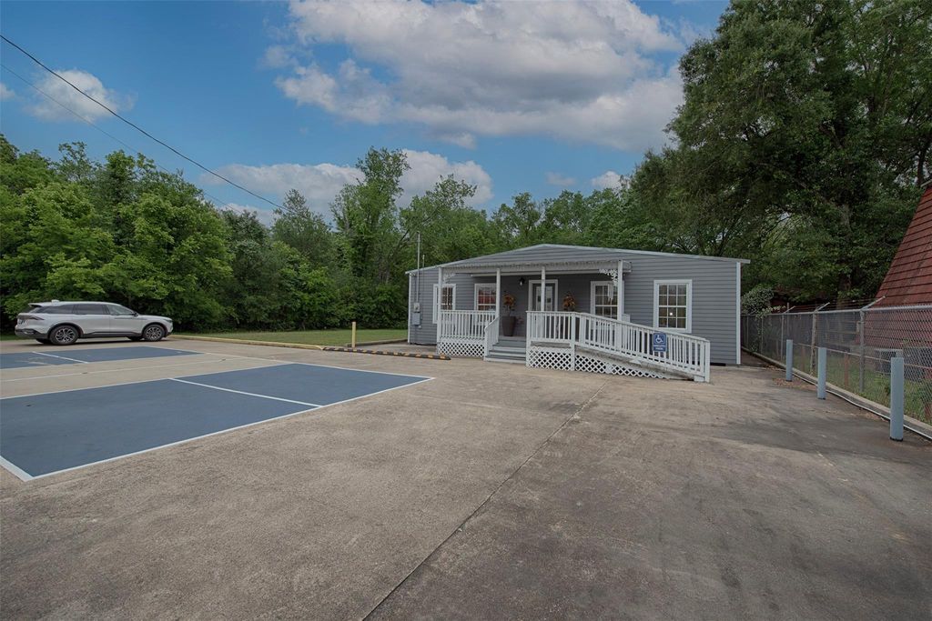 Photo of 715 Grand Avenue, Bacliff, TX 77518 (MLS # 66653523)