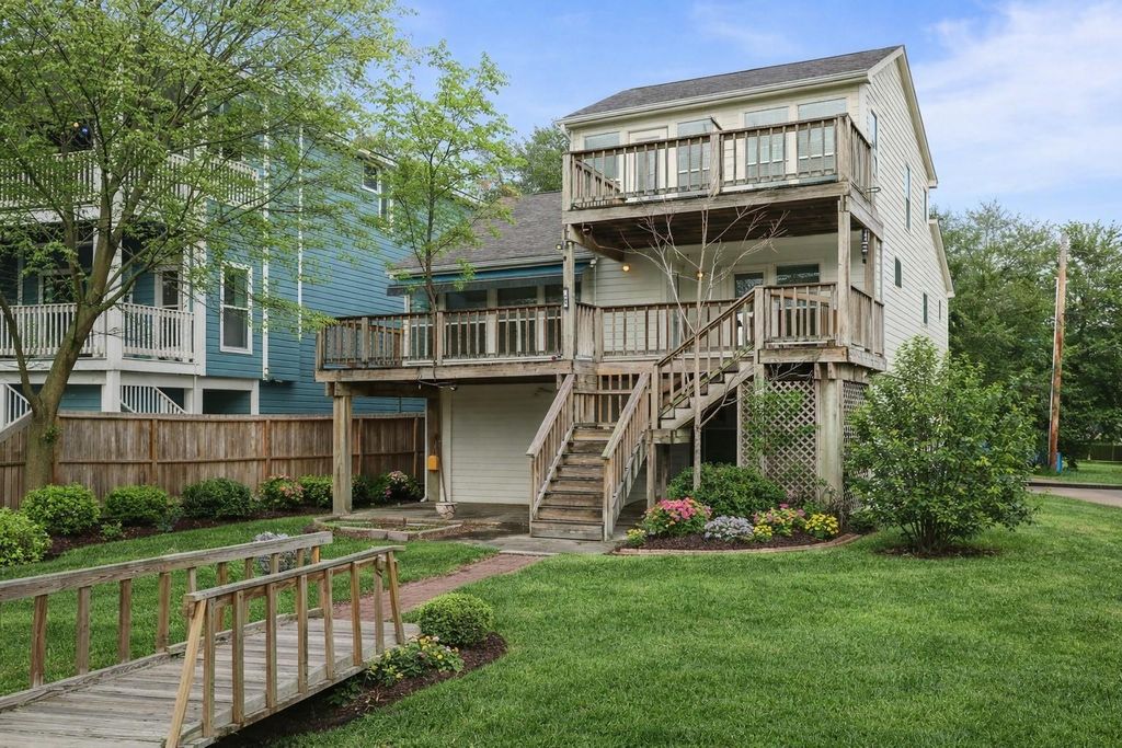 Photo of 131 Oak Road, Clear Lake Shores, TX 77565 (MLS # 97340439)