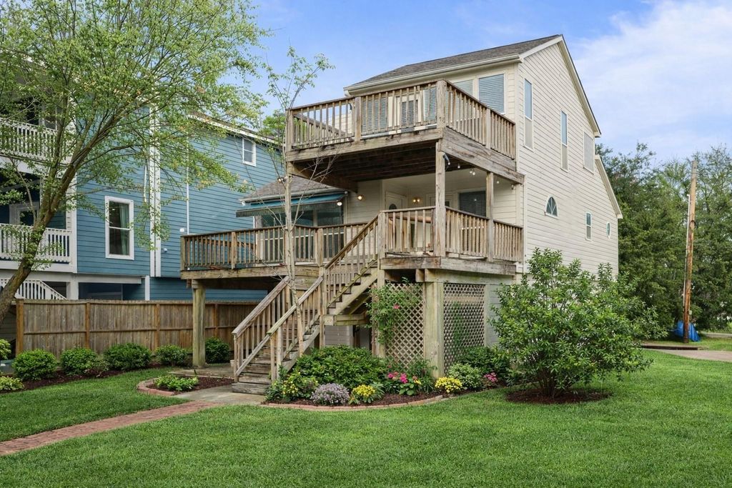 Photo of 131 Oak Road, Clear Lake Shores, TX 77565 (MLS # 97340439)