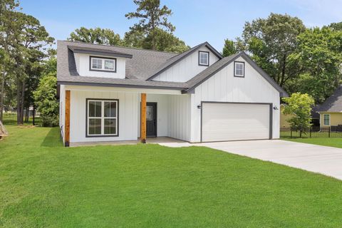 Photo of 611 Bridgeview Dr, Onalaska, TX 77360 (MLS # 34478787) Photo of 611 Bridgeview Dr, Onalaska, TX 77360 (MLS # 34478787)