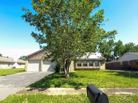 Photo of 10407 Huntington Wood Drive, Houston, TX 77099 (MLS # 10064895)