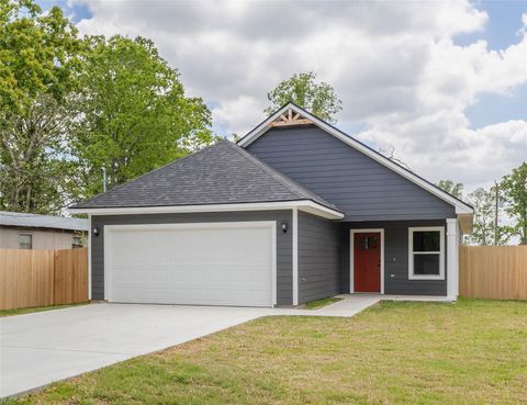 Photo of 905 W Virginia Street St, Navasota, TX 77868 (MLS # 98724725)