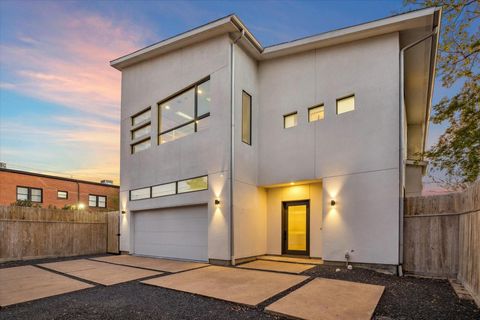 Photo of 118 Tuam Street, Houston, TX 77006 (MLS # 15272662)