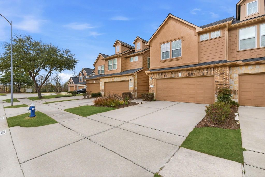 Photo of 12927 Iris Garden Lane, Houston, TX 77044 (MLS # 24105696)