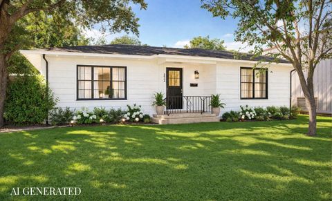 Photo of 242 W Fannin St, La Grange, TX 78945 (MLS # 213779)