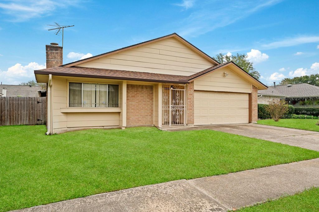 Photo of 8702 Moonlight Forest Drive, Houston, TX 77088 (MLS # 8898136)