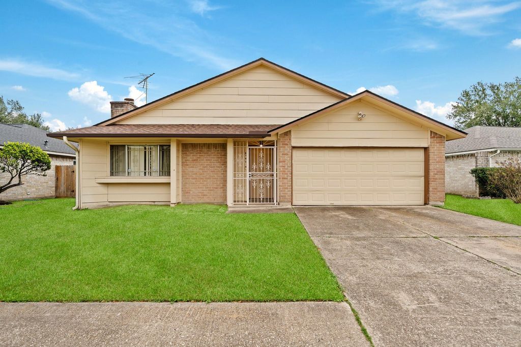 Photo of 8702 Moonlight Forest Drive, Houston, TX 77088 (MLS # 8898136)