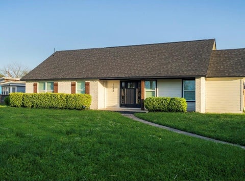Photo of 1402 Bayou Shore Drive, Galveston, TX 77551 (MLS # 10322943)