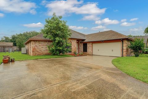 Photo of 139 Spanish Moss Lane, Lake Jackson, TX 77566 (MLS # 18839860)