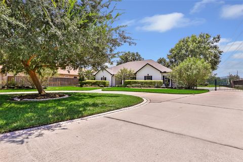 Photo of 15 New Oak Trail, Humble, TX 77346 (MLS # 28843170)