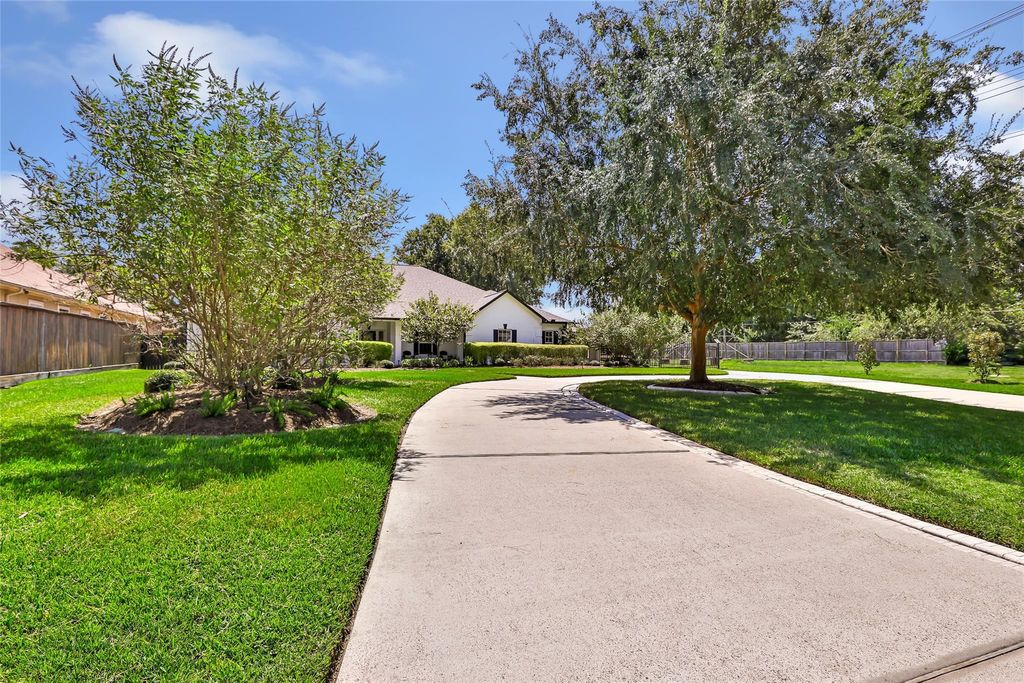 Photo of 15 New Oak Trail, Humble, TX 77346 (MLS # 28843170)