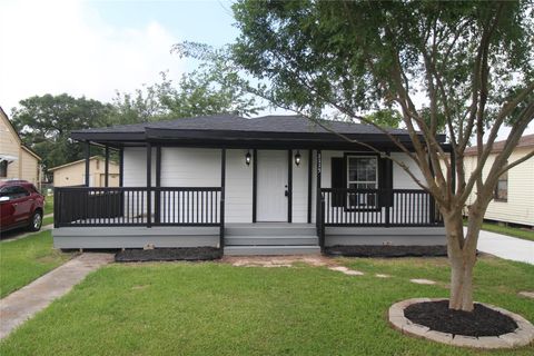 Photo of 1115 W 4th Street, Freeport, TX 77541 (MLS # 86191944) Photo of 1115 W 4th Street, Freeport, TX 77541 (MLS # 86191944)