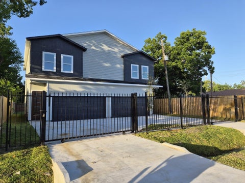 Multifamily For Sale - 5013 Longmeadow Street #A/B<br/> Houston, TX 77033