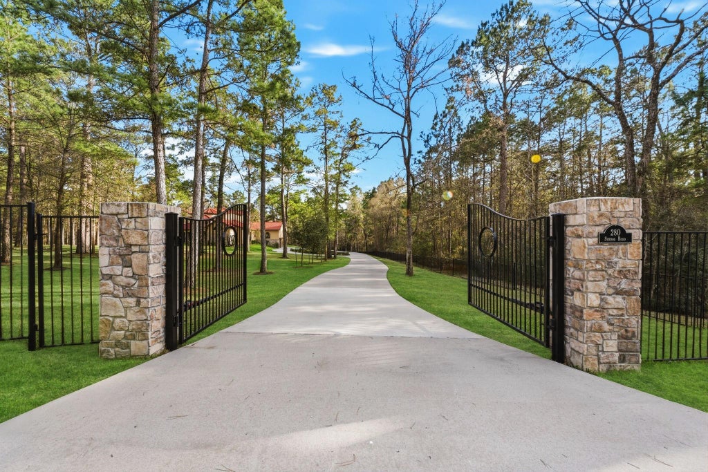 Photo of 280 Sundog Road, Huntsville, TX 77340 (MLS # 37040914)