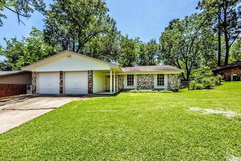 Photo of 2615 Chimney Rock Rd, Huntsville, TX 77320 (MLS # 48170900)