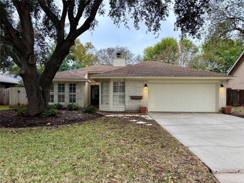 Photo of 116 Bougainvillea Street, Lake Jackson, TX 77566 (MLS # 6588999)