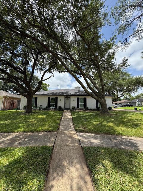 Photo of 16602 David Glen Drive, Friendswood, TX 77546 (MLS # 89652029)