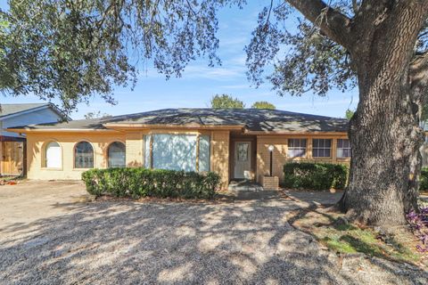 Photo of 5554 Beechnut Street, Houston, TX 77096 (MLS # 11920220)