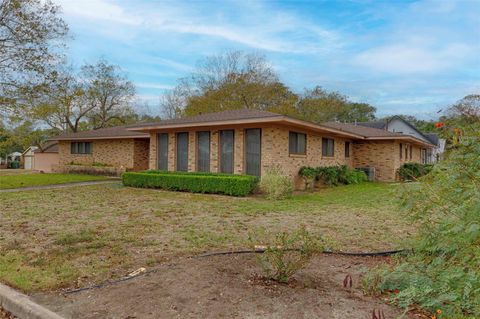 Photo of 701 Herder Avenue, Schulenburg, TX 78956 (MLS # 54138164)