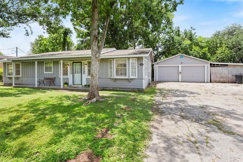 Homes For Sale - 4444 18th Street<br/> Bacliff, TX 77518