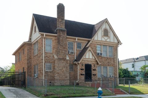 Photo of 405 W Clay Street #2, Houston, TX 77019 (MLS # 61633081)