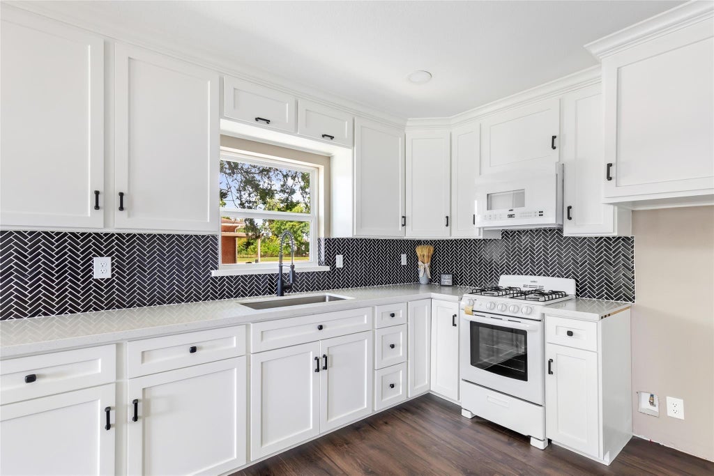 Photo of 301 S Magnolia Street, Highlands, TX 77562 (MLS # 73929269)